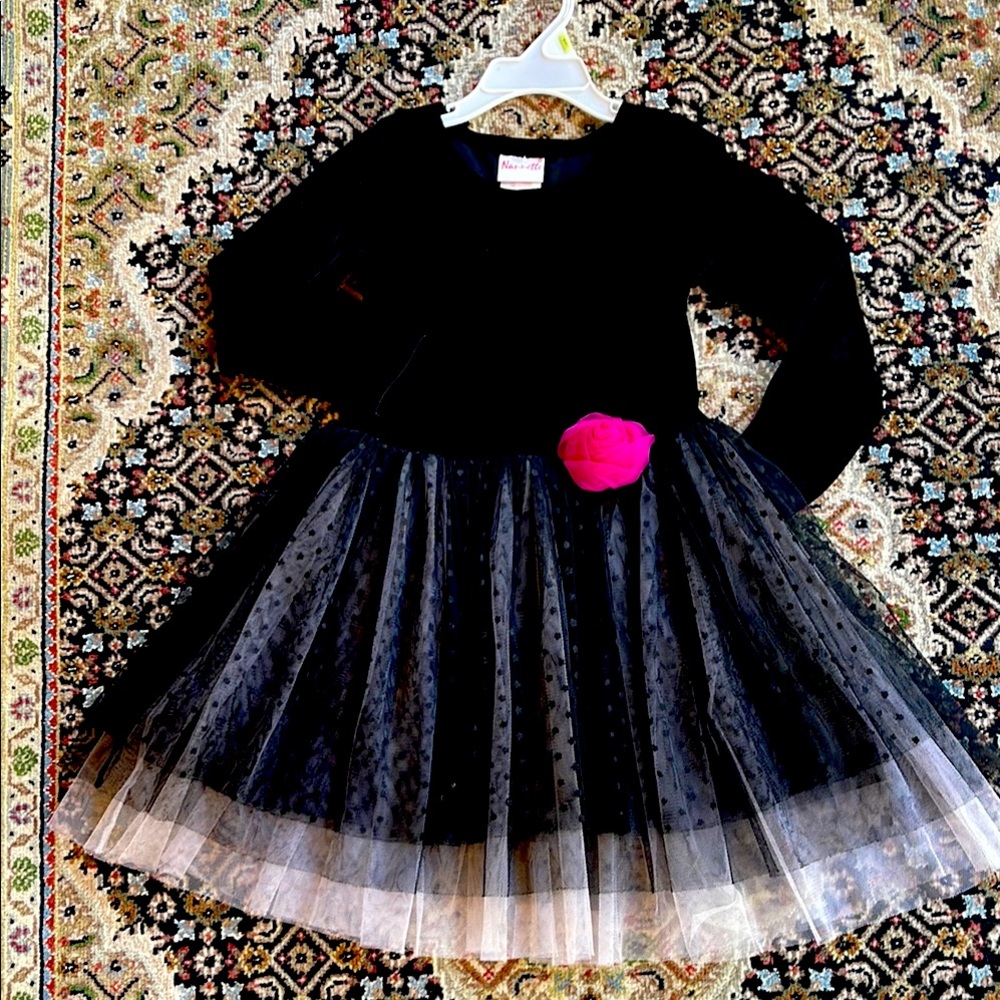 Adorable girls formal dress size 4-5 yrs olds 🖤💕😍👌🏼